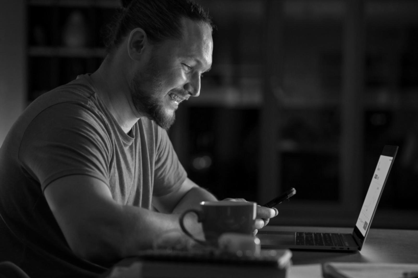Professionnel analysant des données budgétaires
